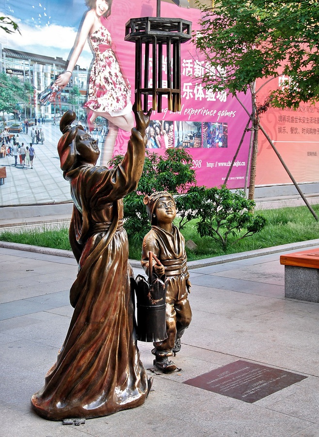Надпись на табличке Местные девушки любуются цветочными фонарями на фестивате в Чангане, этоха династии Танг. Сиань, Китай