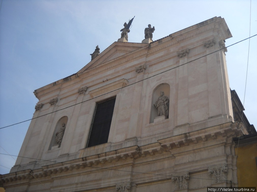 Фрагмент фасада церкви Бергамо, Италия