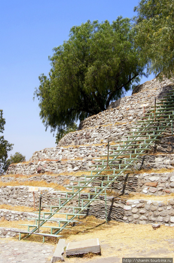Лестница на спиральную пирамиду Штат Тласкала, Мексика