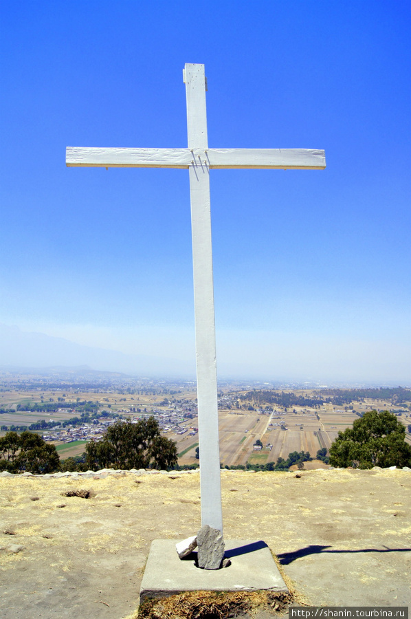 Крест на вершине Спиральной пирамиды Штат Тласкала, Мексика
