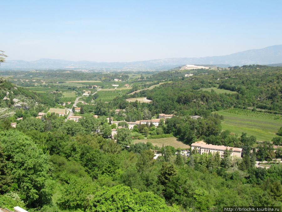 Вид на долину у подножия деревни Венаск, Франция