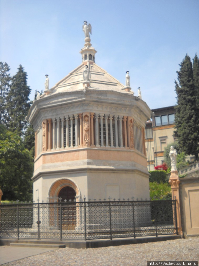 Вид на баптистерий Бергамо, Италия