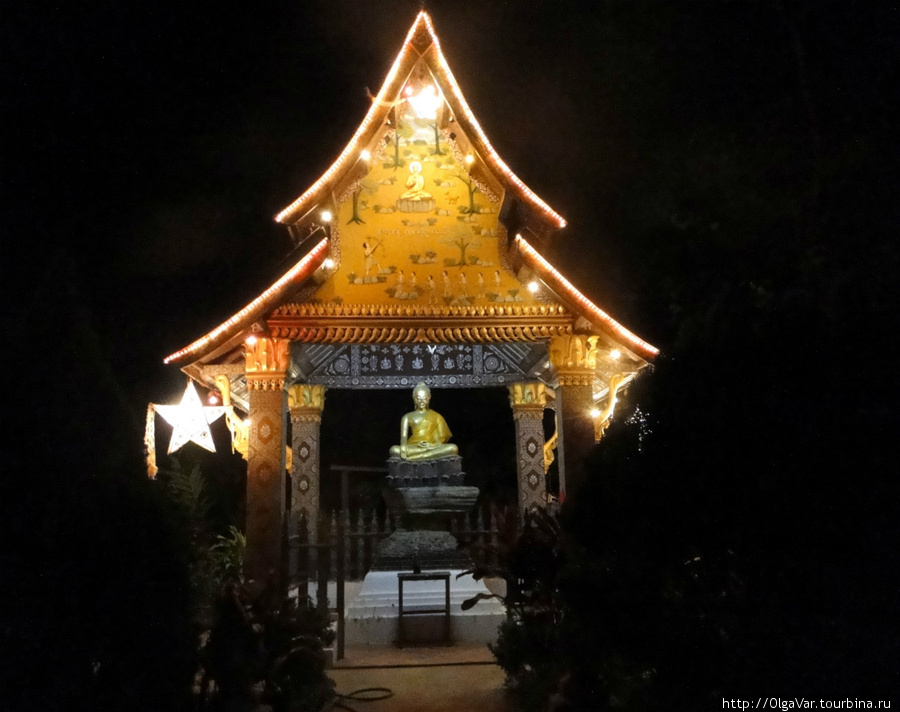 Ночью, как оказалось, в маленьком Луангпхабанге все храмовые здания подсвечиваются. Смотрится очень красиво, хотя и представляет трудность для фотосъемки Луанг-Прабанг, Лаос