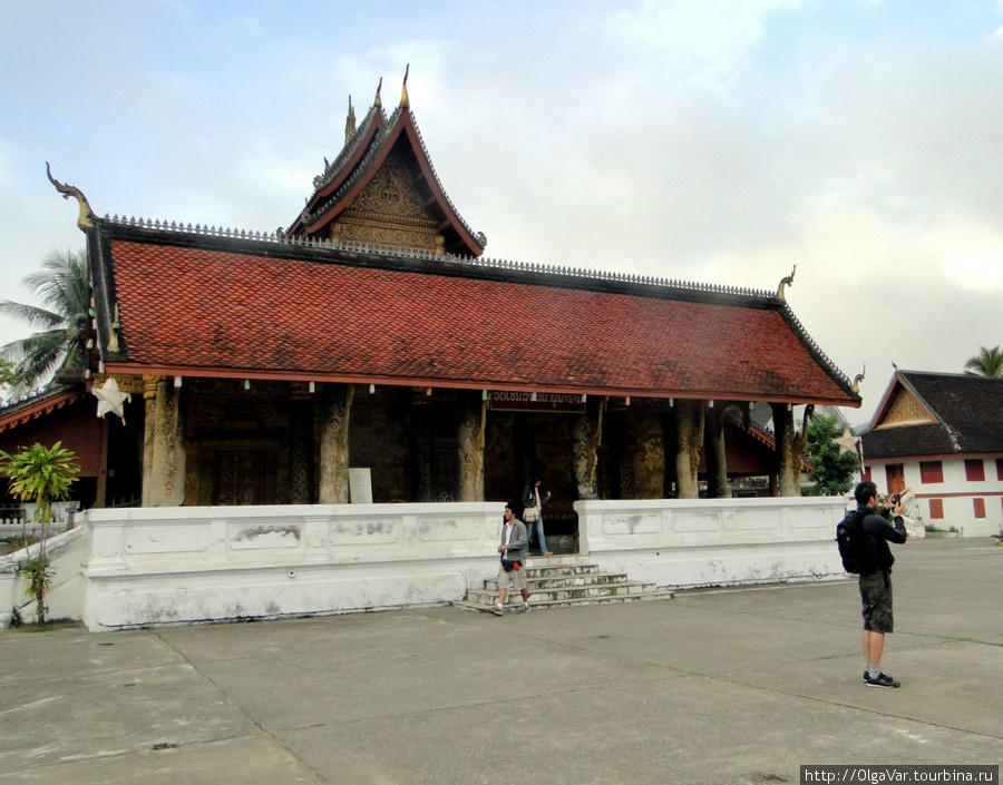 Буддистский храм или  “ват” означает   ансамбль религиозных построек, окруженных стенами или ступами Луанг-Прабанг, Лаос
