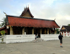 Буддистский храм или  “ват” означает   ансамбль религиозных построек, окруженных стенами или ступами