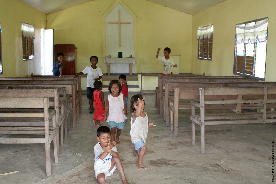 А это их школа, она же, собственно, и церковь Остров Лусон, Филиппины