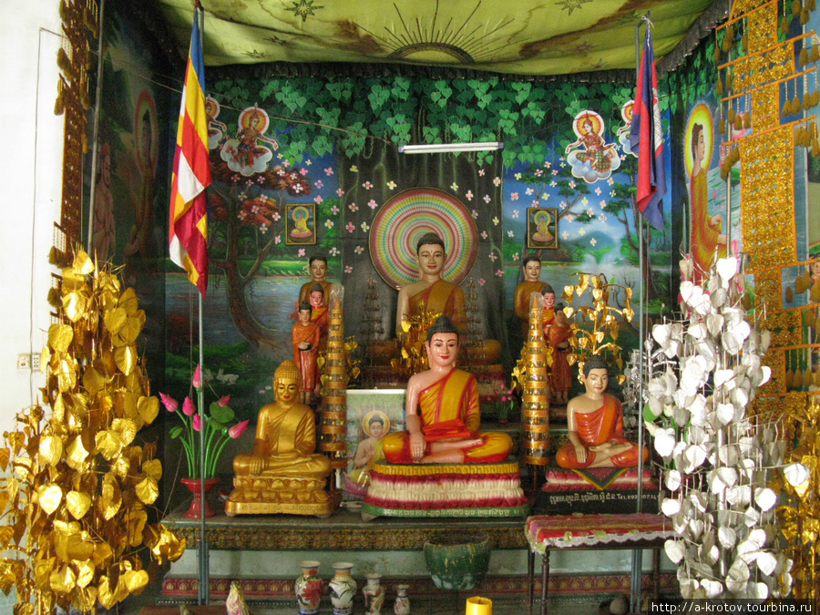 Алтарь в буддийском храме Баттамбанг, Камбоджа