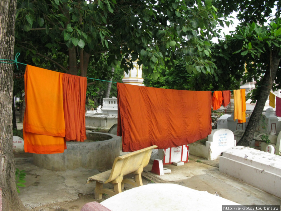 сушатся монашеские одеяния Баттамбанг, Камбоджа
