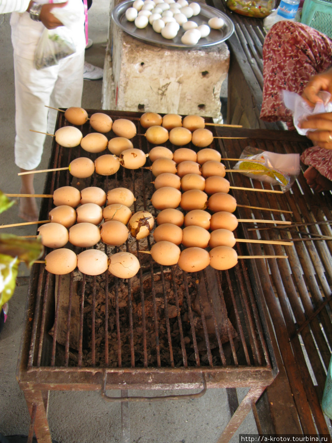 Шашлык из яиц, в придорожной харчевне Провинция Баттамбанг, Камбоджа
