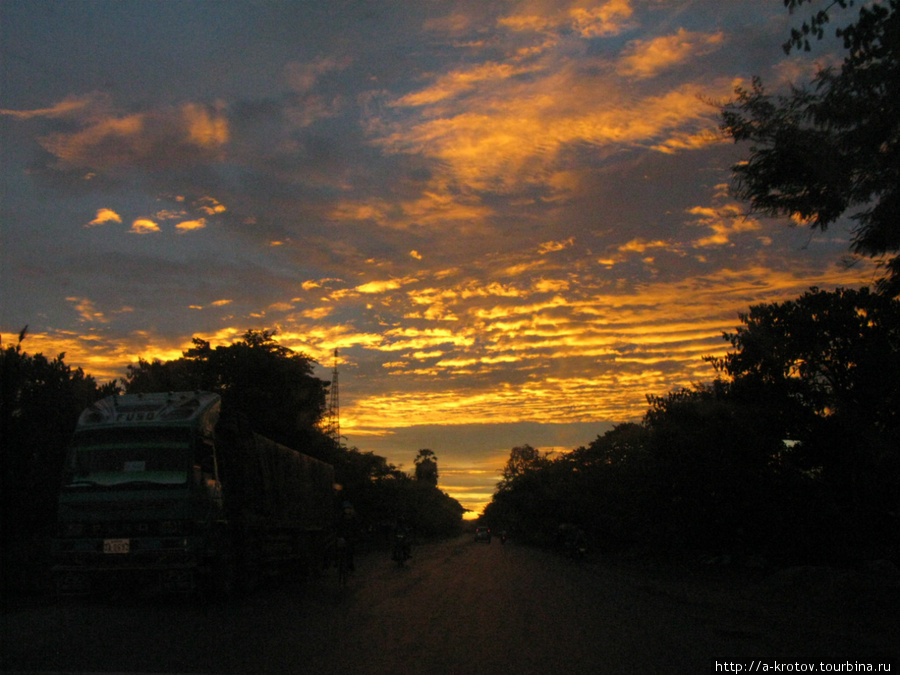 Трасса — закат Провинция Баттамбанг, Камбоджа