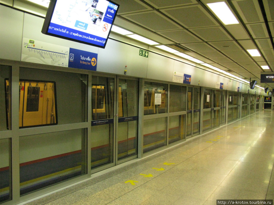 Станция подземного метро, двери с платформы там, типа как в Питере. Бангкок, Таиланд
