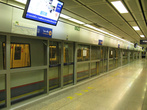 Станция подземного метро, двери с платформы там, типа как в Питере.