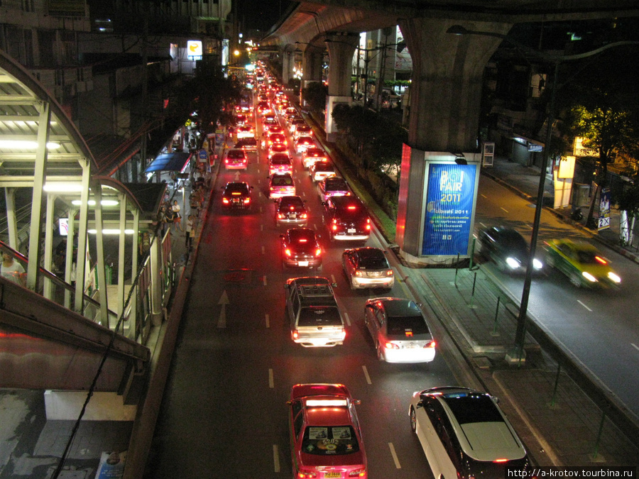 Вечером на улицах города пробки. Впрочем и днем тоже Бангкок, Таиланд