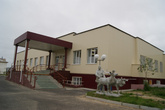 Здание профессионально-технического училища, где готовят оленеводов, механизаторов, чум-работниц.