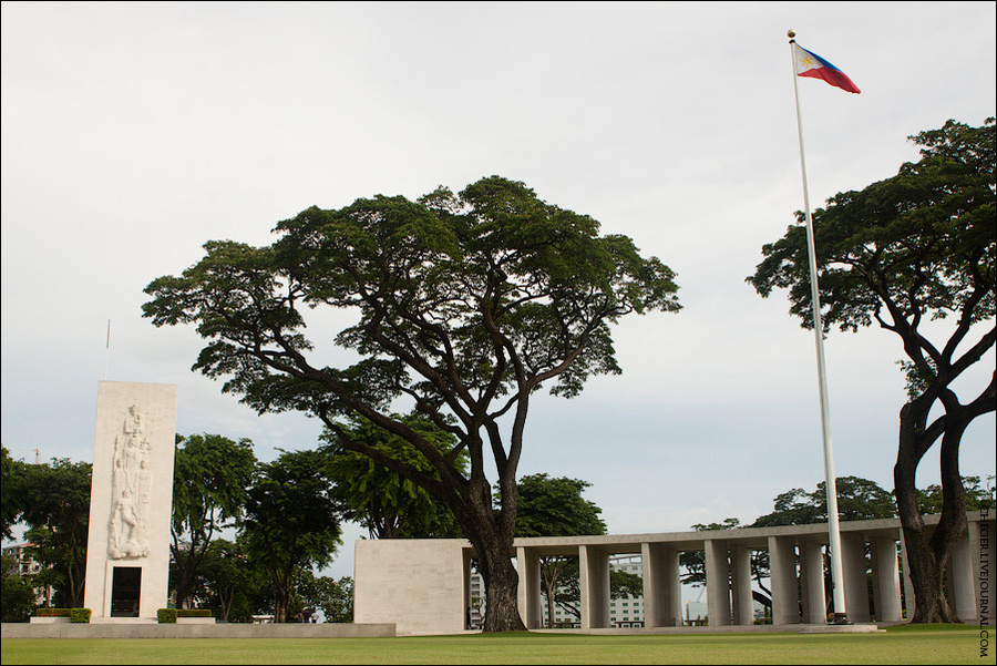 По центру находится монумент и американские и филиппинские флаги Манила, Филиппины