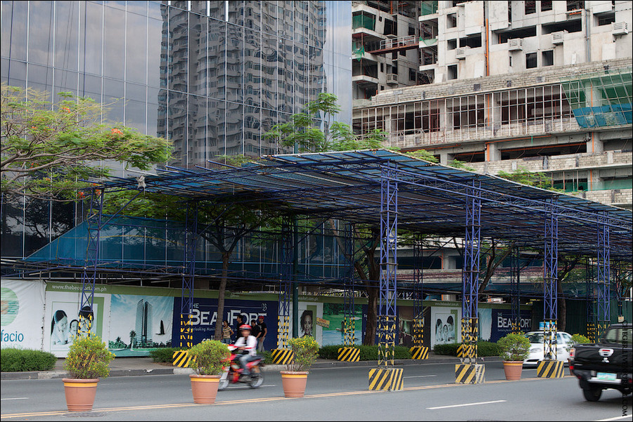 Специальная сетка над дорогами, где строятся небоскребы Манила, Филиппины