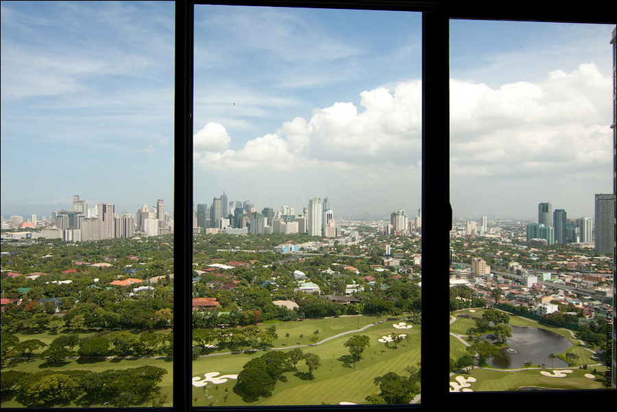 И это не просто из окна, а именно из квартиры — стекла во всю стену Манила, Филиппины