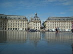 По обеим сторонам площади распологаются два великолепных здания 18ого века. Одно из них — здание Биржи, во втором — отель де Дуан.