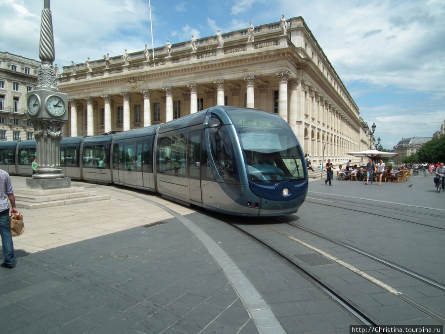 Низкорамные трамваи тихо-тихо скользят по улочкам Бордо и очень гармонично вписываются в окружающую красоту города. Бордо, Франция