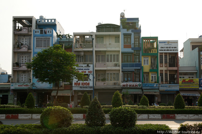 Где ещё как не в Сайгоне можно увидеть удивительную архитектуру улиц с плотной застройкой высокими и узкими фасадами. Хошимин, Вьетнам