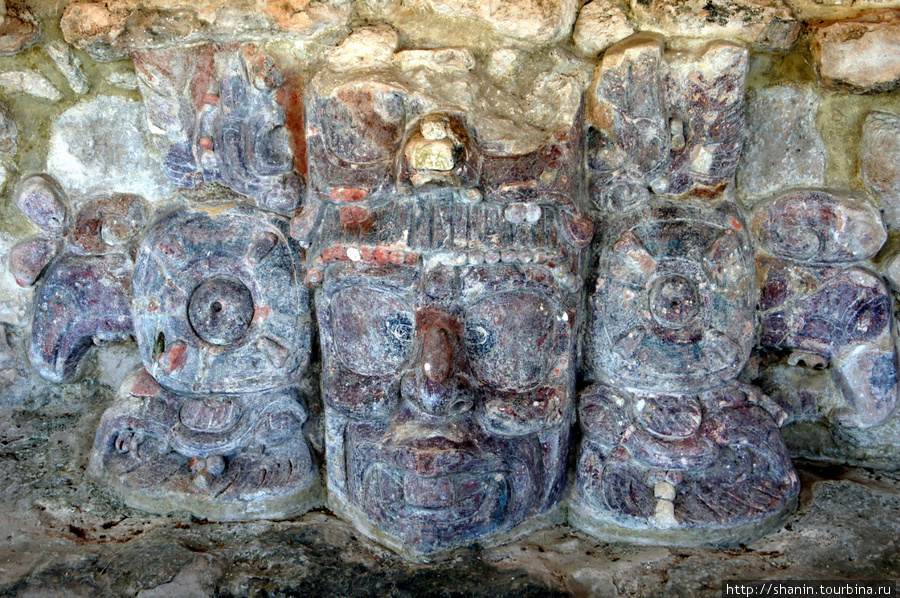 Каменные маски в храме больших каменных масок в Едзне Штат Кампече, Мексика