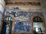 Стены зала ожидания в железнодорожном вокзале Сан-Бенту в Порту (здесь и дальше)