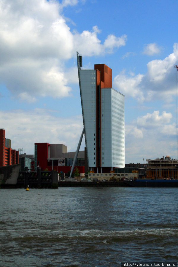Построенный под углом офис компании KPN Роттердам, Нидерланды
