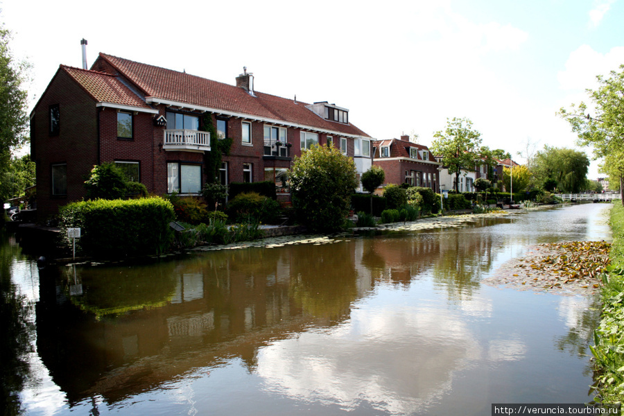 Частные дома на воде в пригороде Роттердам, Нидерланды