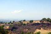 В зоне археологических раскопок Какаштла — с видом на вулкан