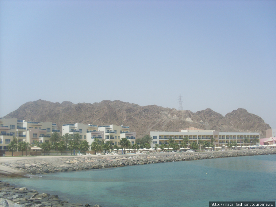 вид сволнореза на отель Дибба-Аль-Хисн, ОАЭ