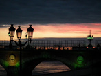 Зеленая подсветка моста.