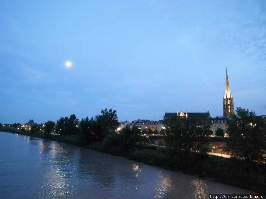 Кстати, луна почти полная. Через два дня полнолуние! Бордо, Франция