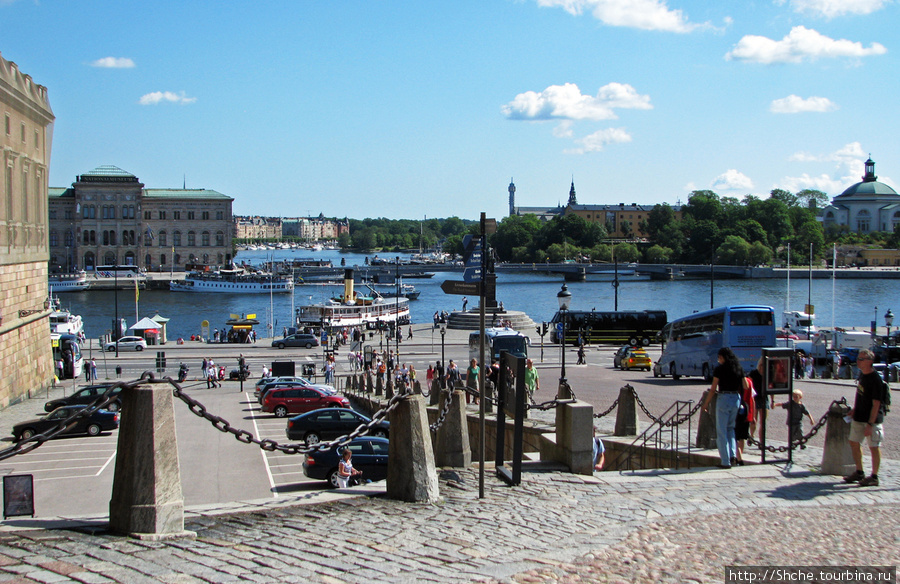 Вид на канал со входа в сокровищницу. Вдали набережная Strandvagen, по которой мы ушли влево, а к дворцу было вправо Стокгольм, Швеция