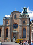 Возле дворца церковь Riddarholmskyrkan ( не пытайтесь это запомнить)