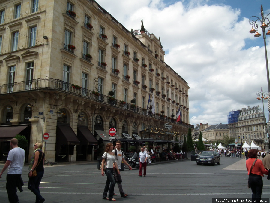 Отель находится на площади de la Comedie, прямо напротив Гран-Театра. Бордо, Франция