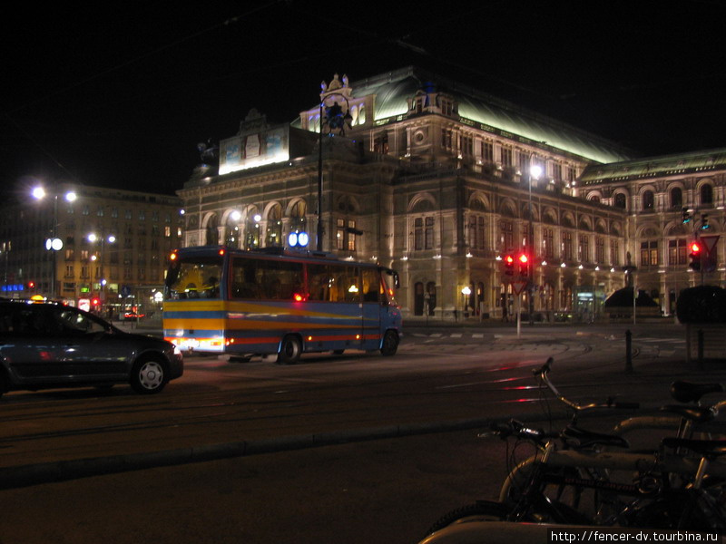 Опера находится на перекрестке главных улиц Вены — Ринга и Картнер штрассе Вена, Австрия