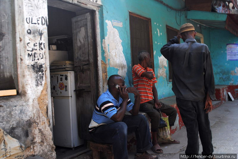 Половина мужского населения города просто сидит с многозначительным видом на лавочках. А дом отштукатурить некому. Стоун-Таун, Танзания