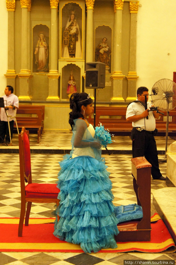 Невеста перед алтарем Кампече, Мексика