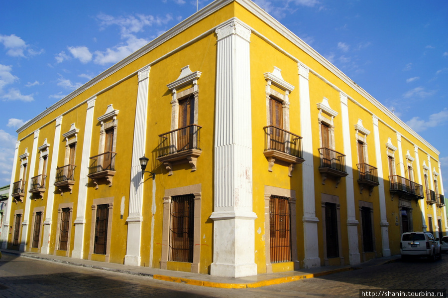 Желтый дом на углу в Кампече Кампече, Мексика