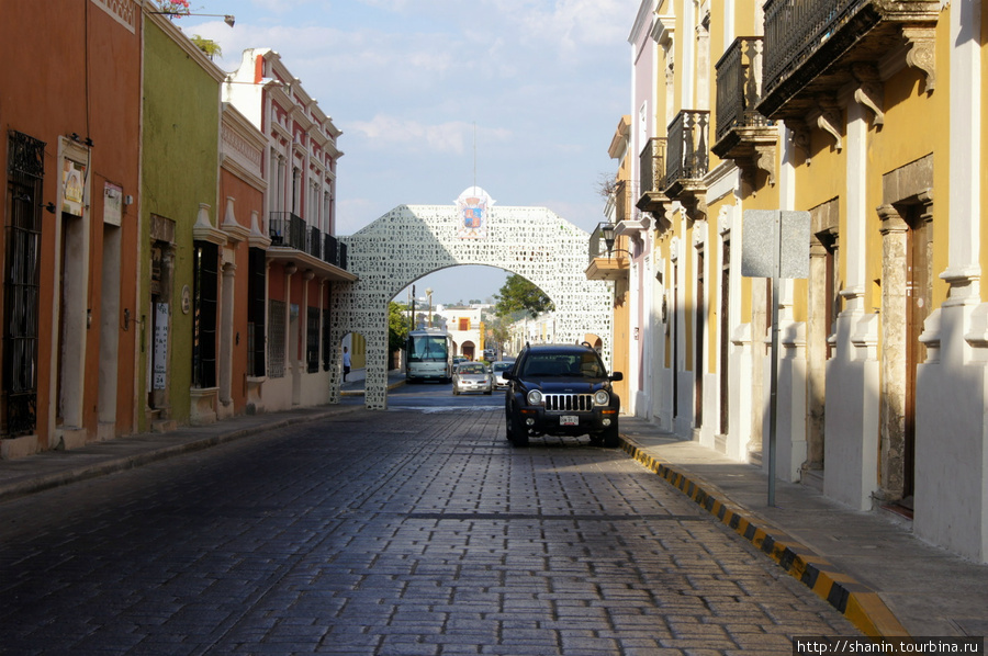 Улочка в колониальном центре Кампече Кампече, Мексика