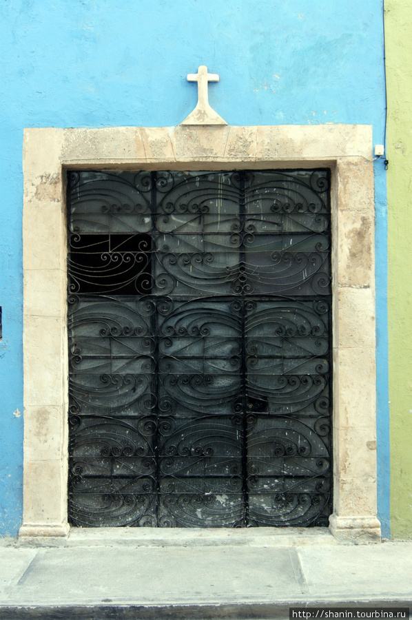Дверь с крестом Кампече, Мексика