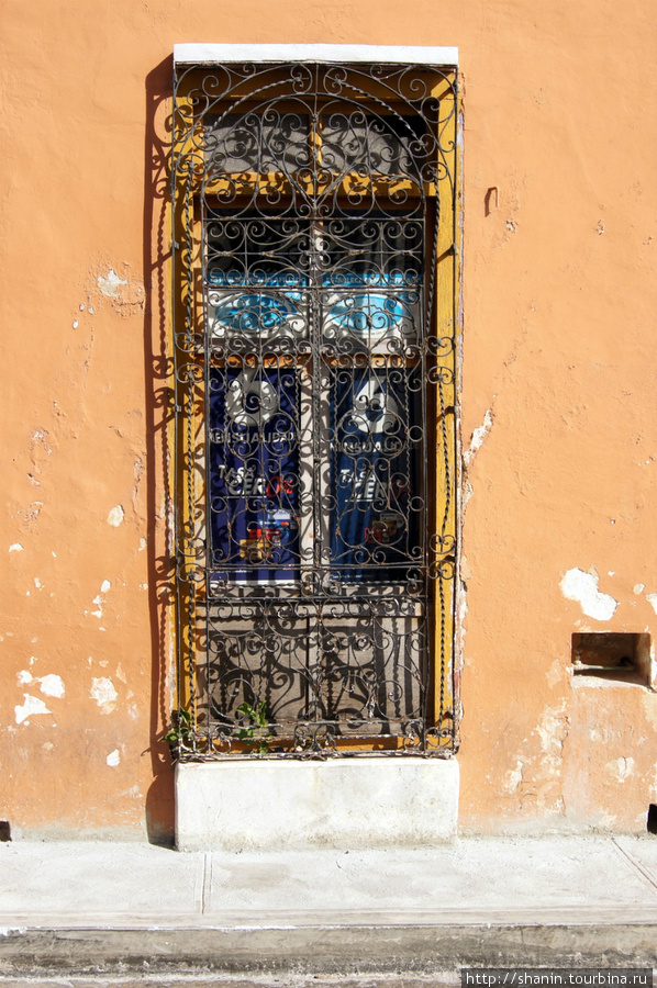 Старая дверь  старого дома Кампече, Мексика