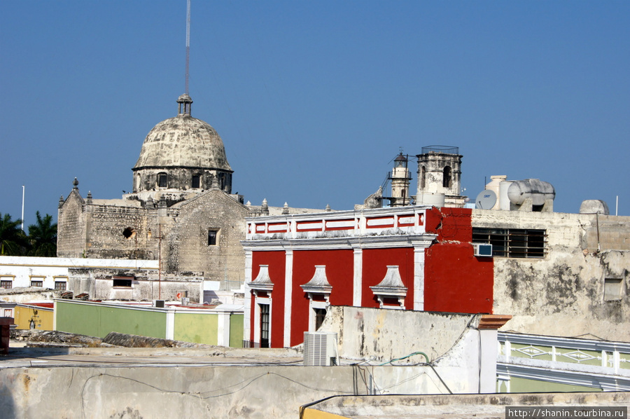 Крыши и купол соброра в Кампече Кампече, Мексика