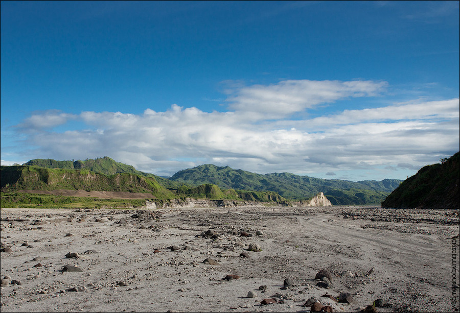 Долина реки, по которой мы сначала ехали, а потом нам надо было идти Остров Лусон, Филиппины