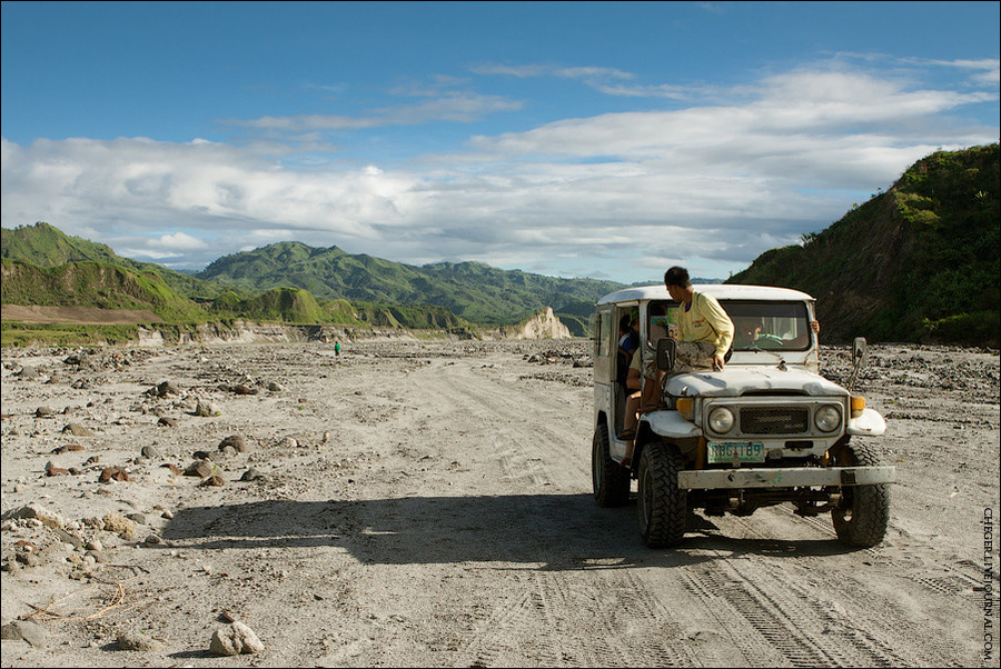 А вот это наш джип и проводник, который сидел всю дорогу на капоте. Остров Лусон, Филиппины
