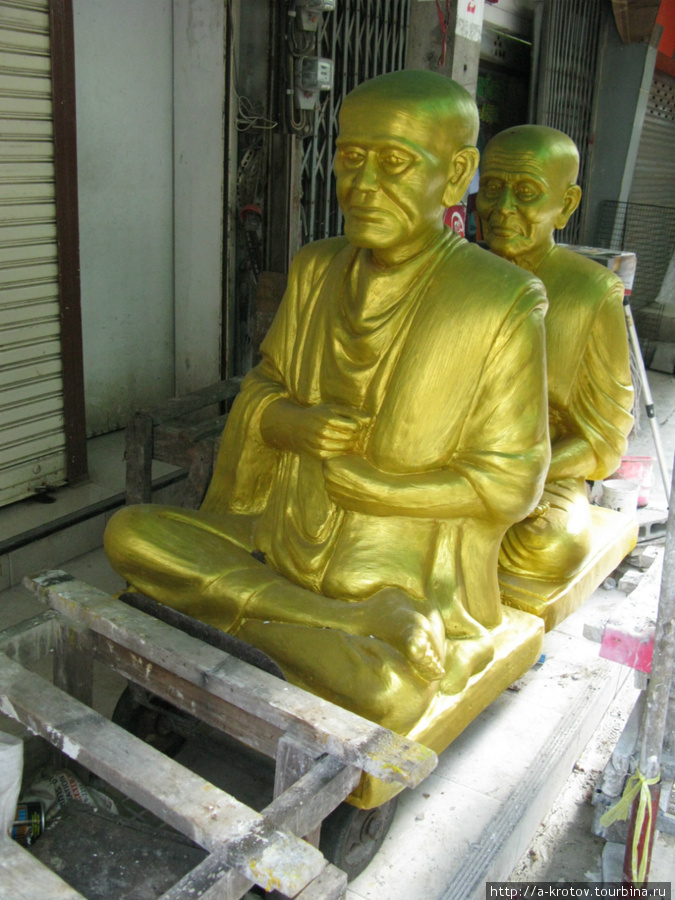 Какие-то статуи монахов Бангкок, Таиланд