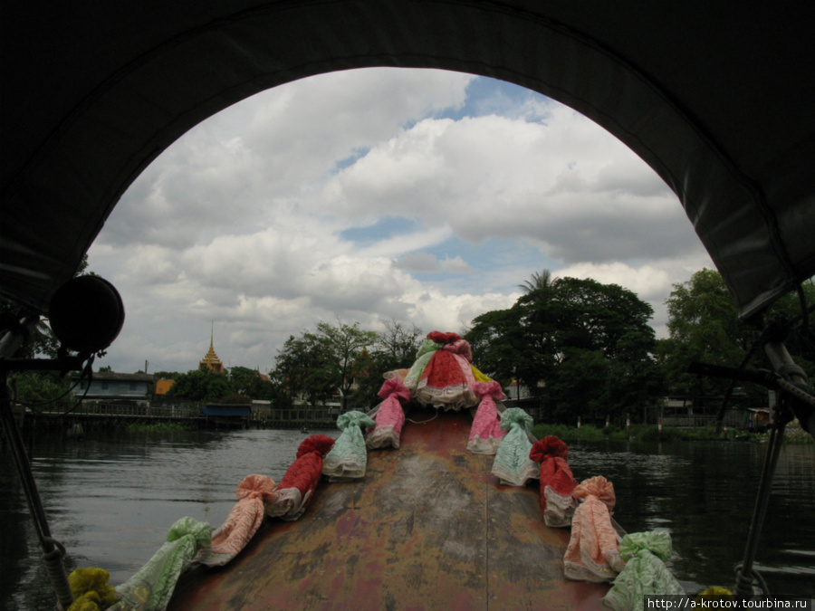 Плывем на лодке, смотрим вперед Бангкок, Таиланд