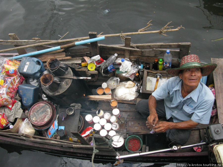 Этот дядька продает с лодки кофе вот уже 40 лет Бангкок, Таиланд