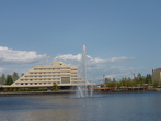 Вид на фонтан и гостиницу Дружба с Набережной 40-летия ВЛКСМ