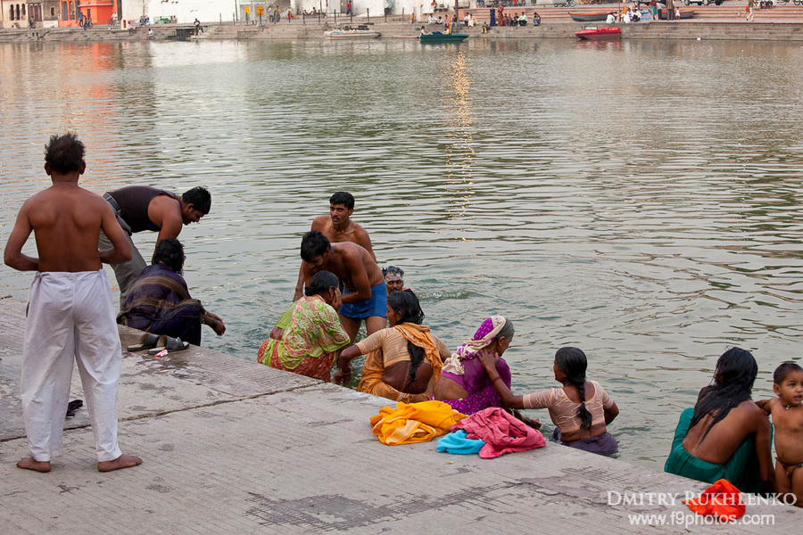 Омовения, купания, постирушки идут полным ходом Уджайн, Индия